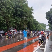 注意出行预警！上万摩托工人赴总统府示威，雅加达交通或受影响